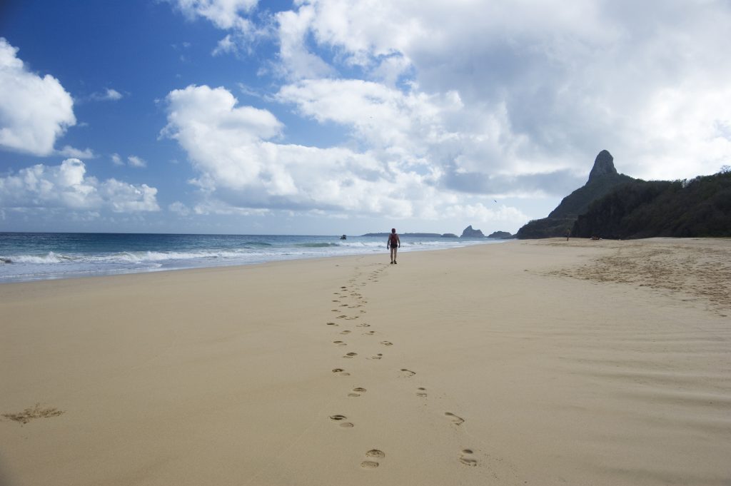 Caminhada na praia, Fernando de Noronha