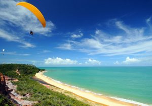 Parapente na praia de Taípe, Arraial d'Ajuda