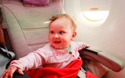 viajar com criança pequena no avião