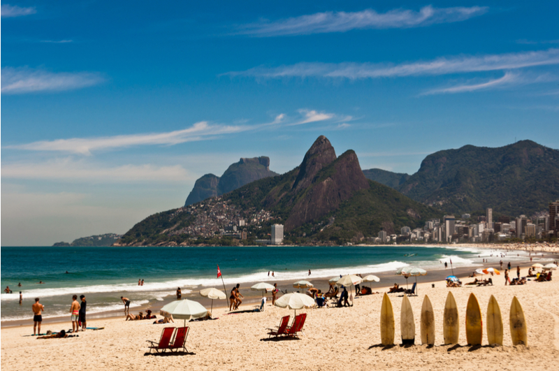 Rio de Janeiro - Pacote terrestre com hospedagem e ingresso para curtir o carnaval na Sapucaí vendo desfile das escolas de samba!