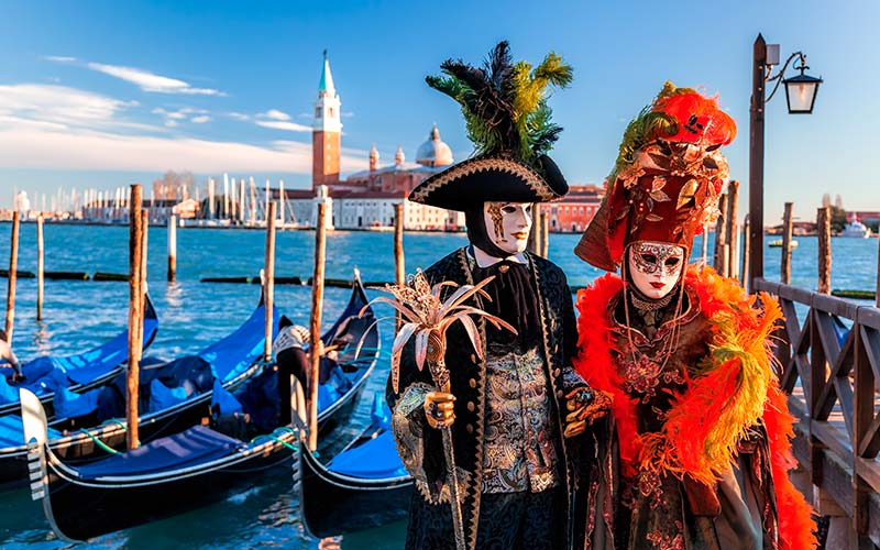 veneza-carnaval-casal-fantasiado-gondolas-1008425929