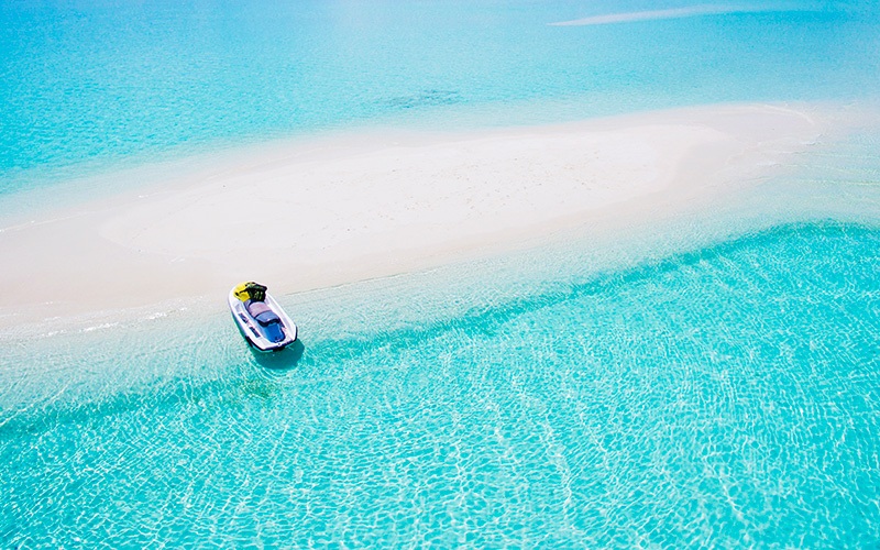 maldivas-mar-azul-526152577