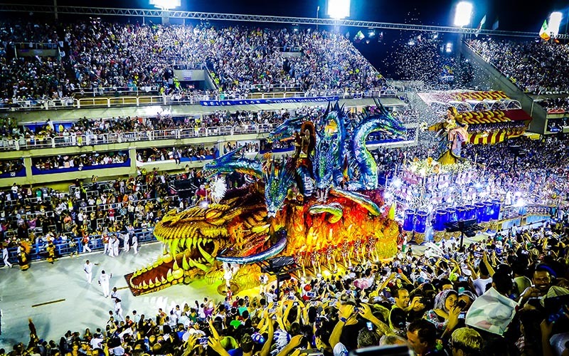 Desfile de escola de samba no Rio de Janeiro