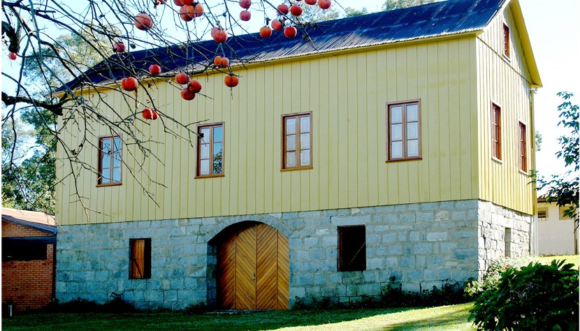 Casas de madeira são comuns na serra